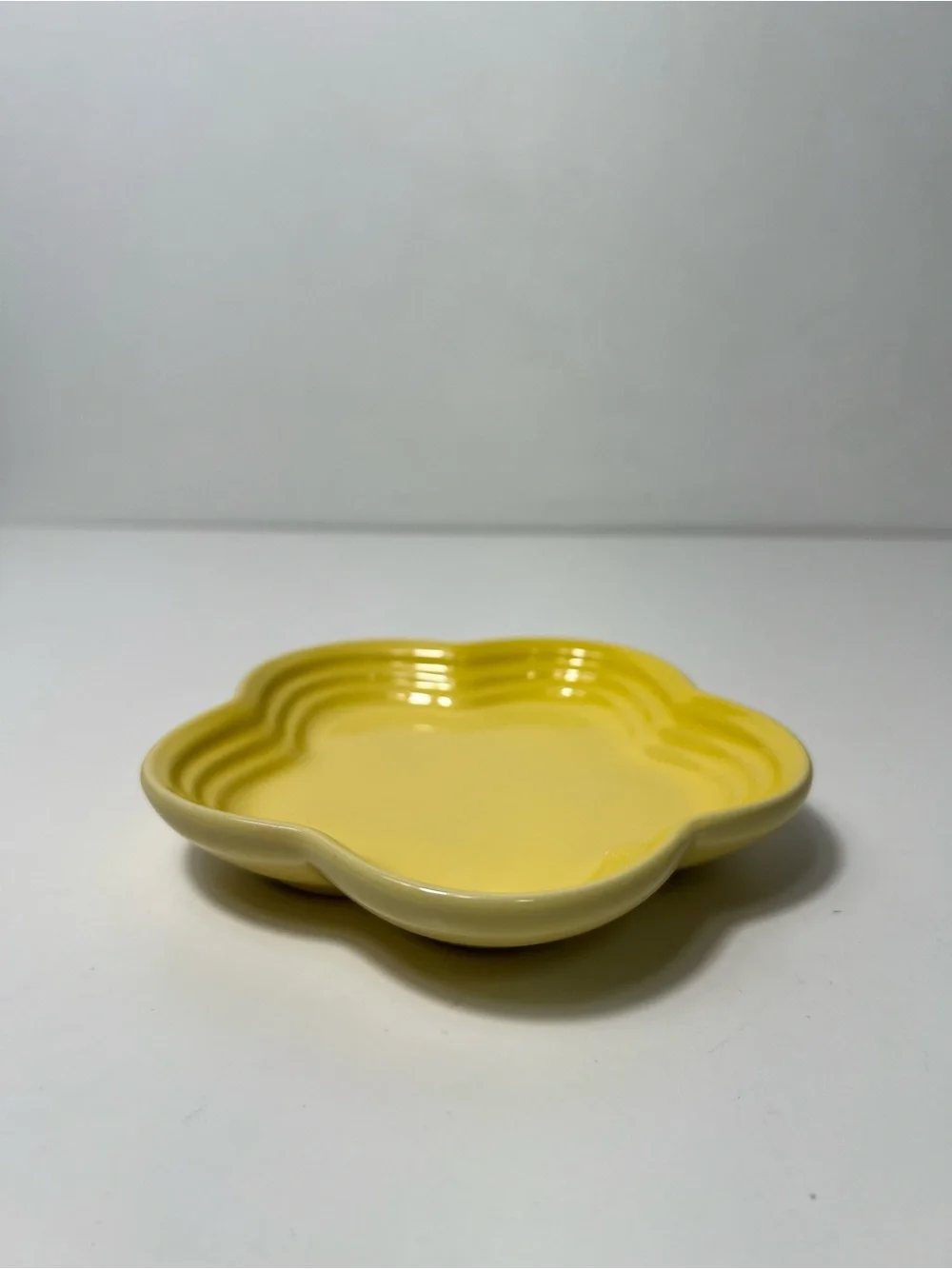 Le Creuset Stoneware Flower Petal Scalloped Trinket Dish Plate Tray